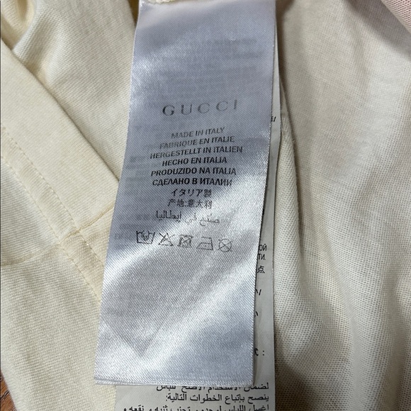NEW Gucci Cream Tee with Strawberry Graphic - Picture 7 of 9